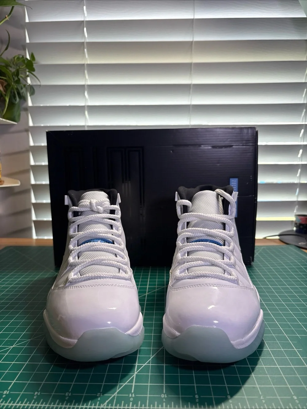 Air Jordan 11 Retro Men’s Size 8 Blue Columbia White Rare Never Worn